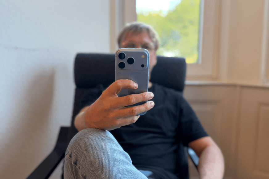 iPhone 18 Pro Rückseite mit Dreifachkamera und Apple Logo in Eisblau